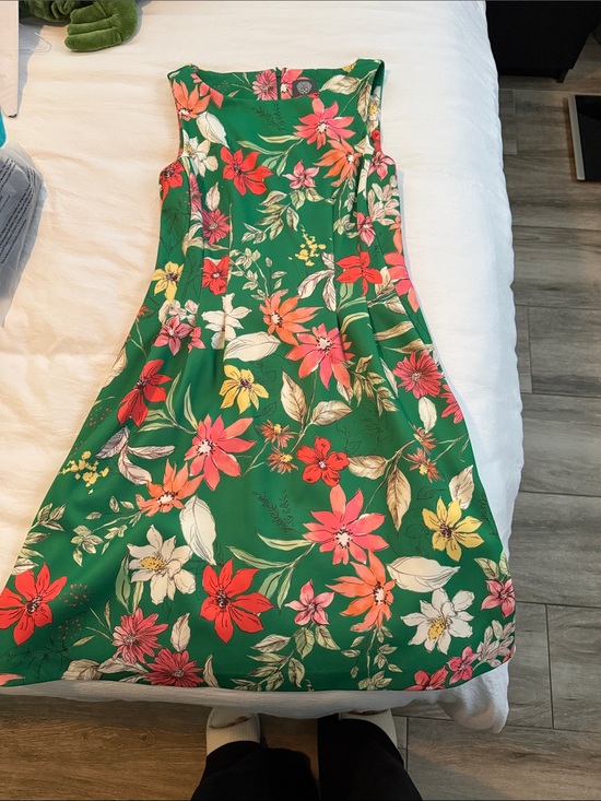 Vince Camuto Dresses & Skirts - Vince Camuto Green Floral Midi Dress